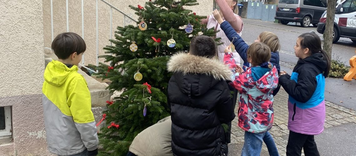 Weihnachtsbaum schmücken